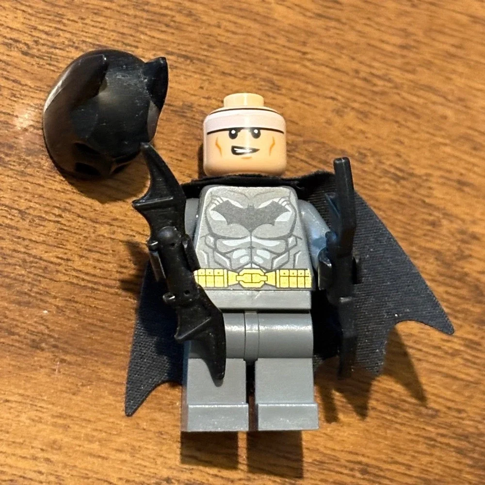LEGO Batman Minifigure Modern Cowl Black Cape Batarang DC Super Heroes